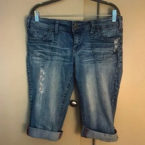 Vigoss low rise distressed light wash Capri women’s